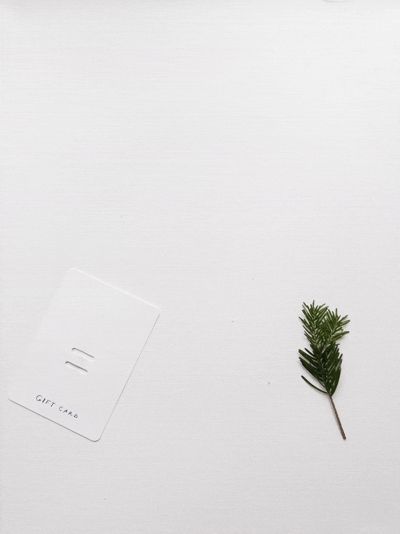 Подарункова картка з написом GIFT CARD і мініатюрною гілочкою